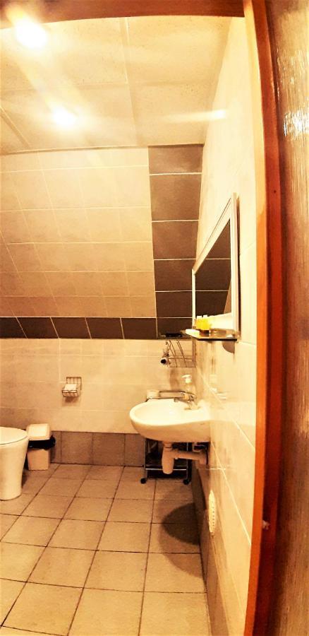 Atmatas Hotel Bernati Bagian luar foto