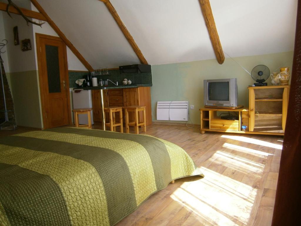 Atmatas Hotel Bernati Bagian luar foto