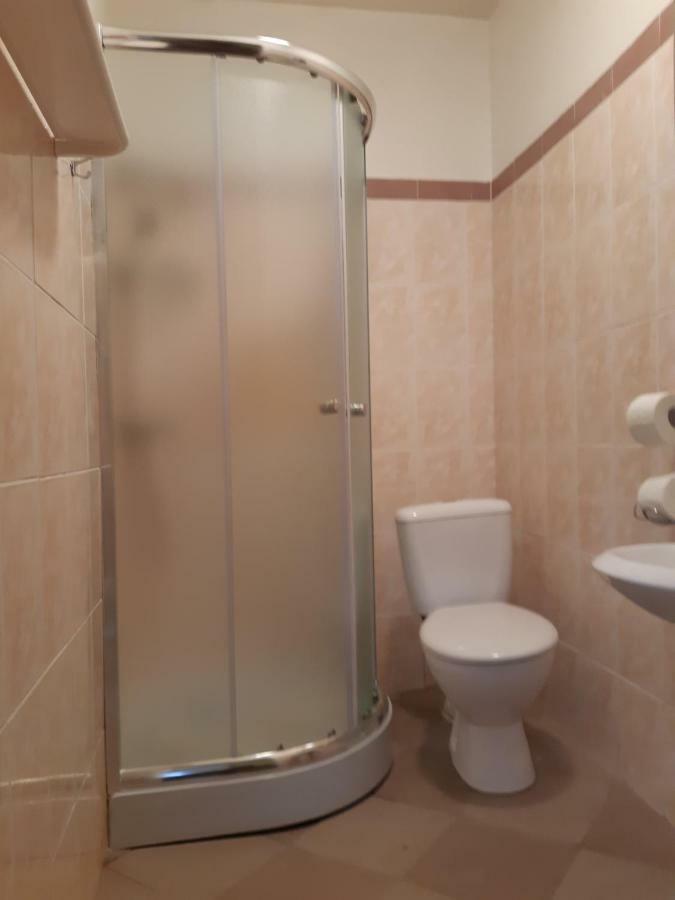 Atmatas Hotel Bernati Bagian luar foto