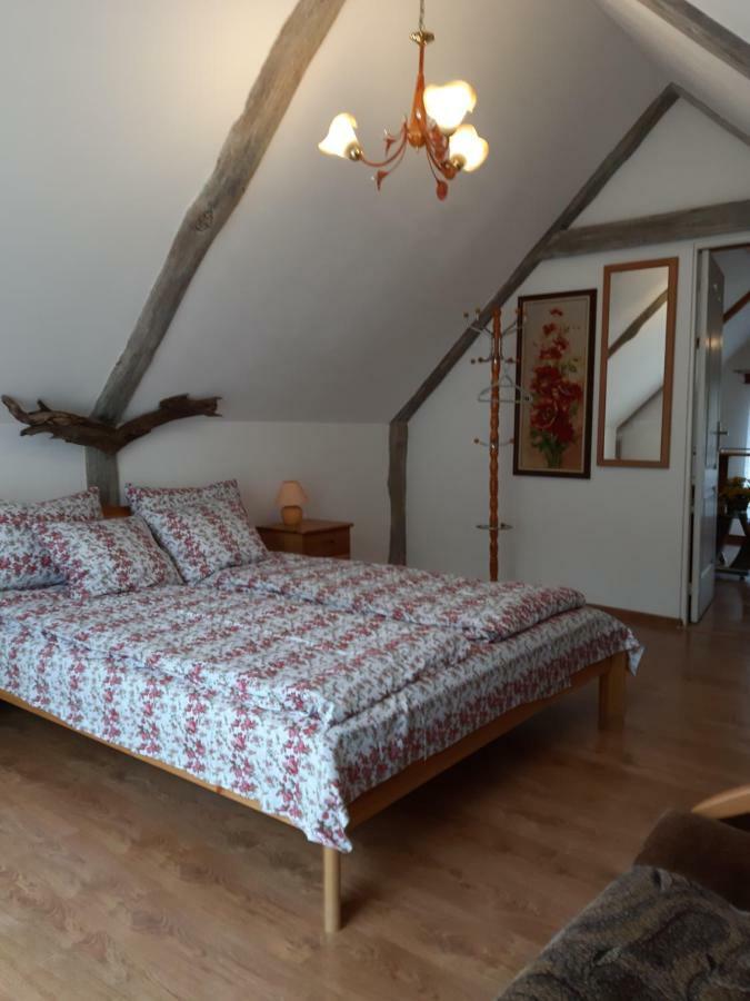 Atmatas Hotel Bernati Bagian luar foto